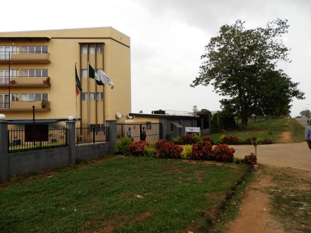 Blue Lodge Hotel Lagos Extérieur photo